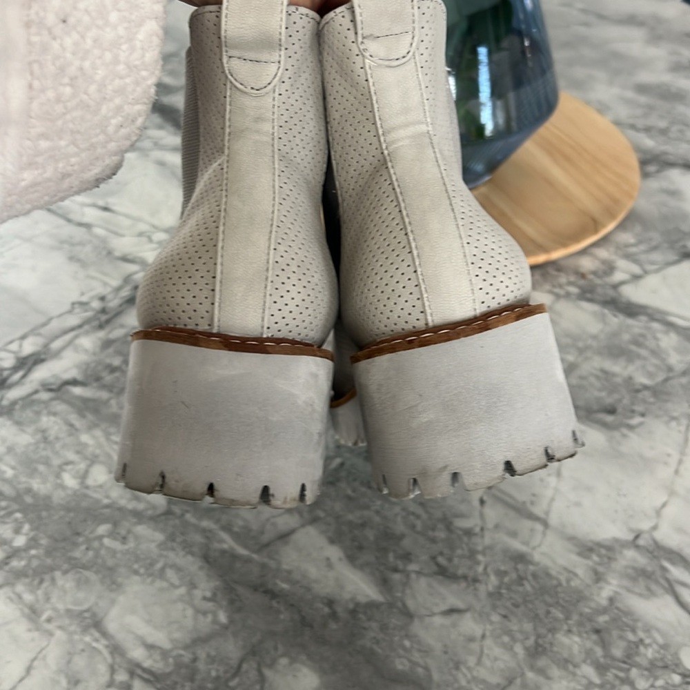 Boots - Picture 4 of 8